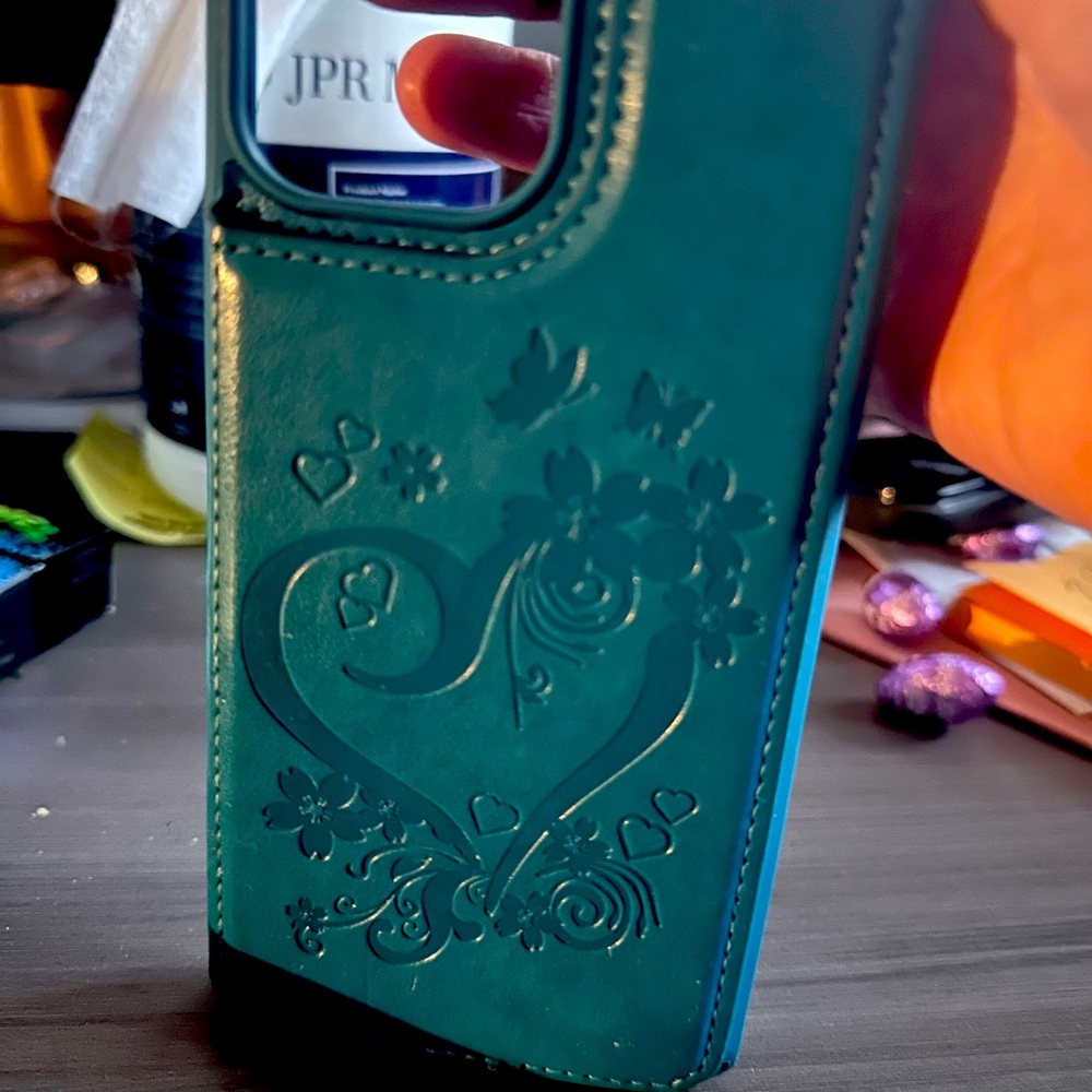 Very nice phone case for iPhone 14 pro max lightly used